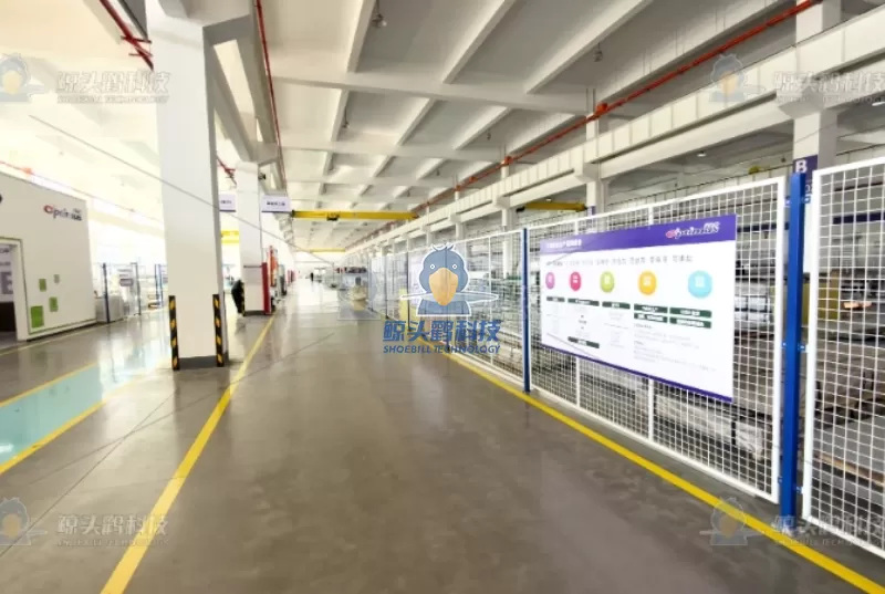 मशीनिंग वर्कशॉप का लेआउट उत्पादन मॉडल से बिल्कुल सटीक रूप से मेल खाता है।